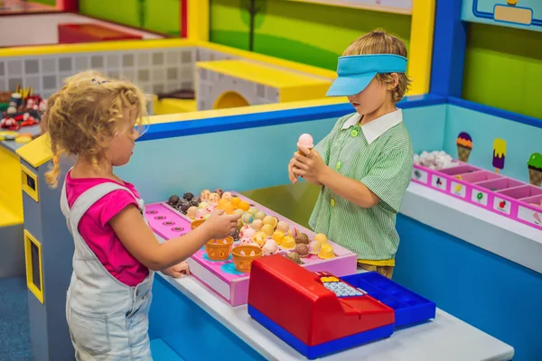 Erkek ve kız oyuncak mutfakta oynarken, oyuncak dondurma yapma — Stok fotoğraf