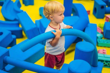 Çocuk Tasarımcı'yı toplar. Anaokulunda ya da evde çocuk aktivitesi. Bir çocuk büyük tasarımcı oynar