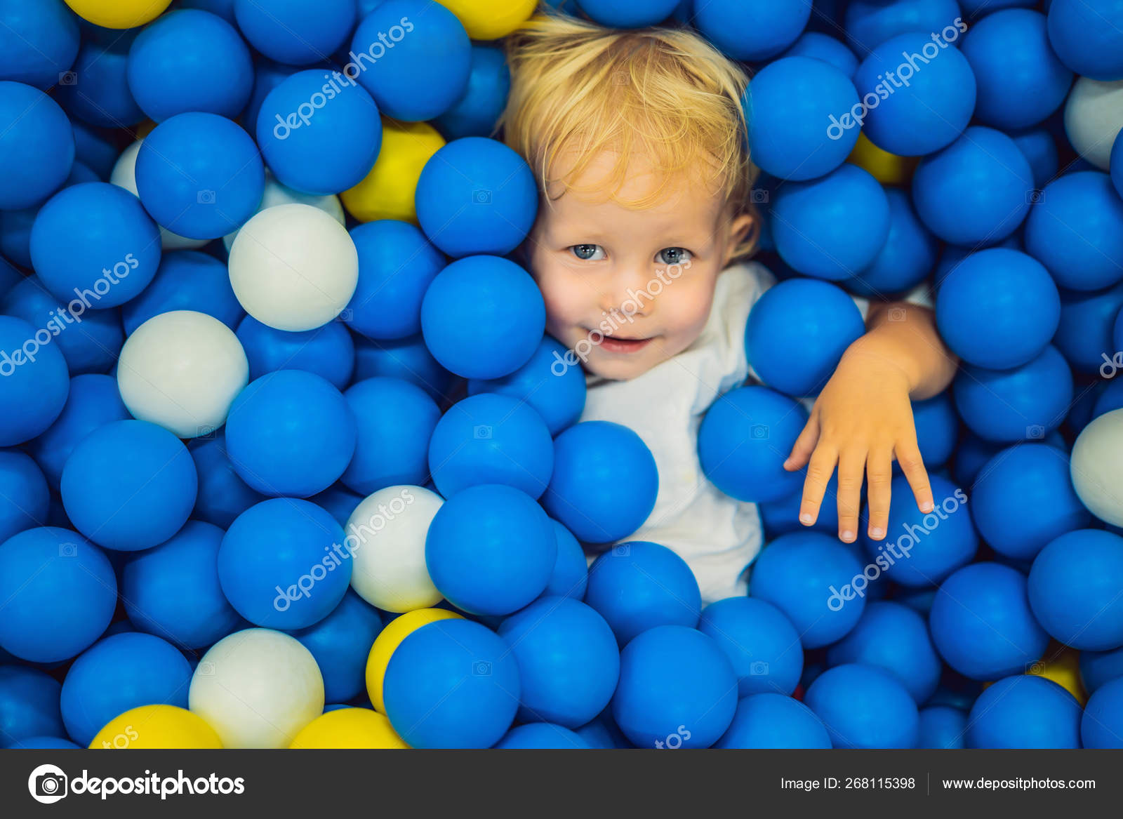 Bolas Coloridas No Campo De Jogos Imagem de Stock - Imagem de