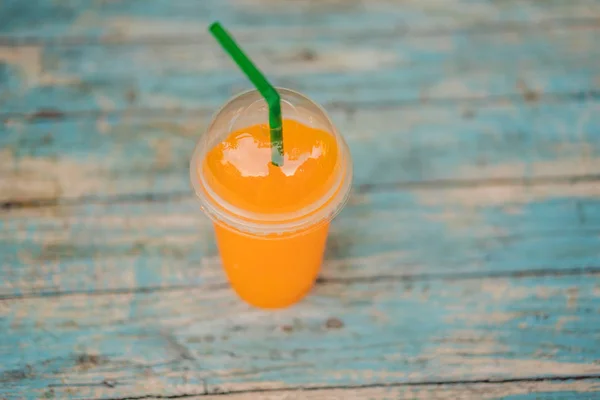 Stillleben Glas frischer Orangensaft auf Vintage-Holztisch mit Kopierraum Hintergrund — Stockfoto