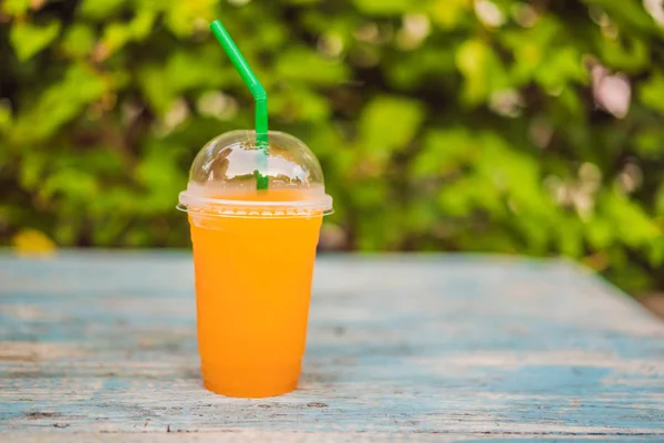 Stillleben Glas frischer Orangensaft auf Vintage-Holztisch mit Kopierraum Hintergrund — Stockfoto