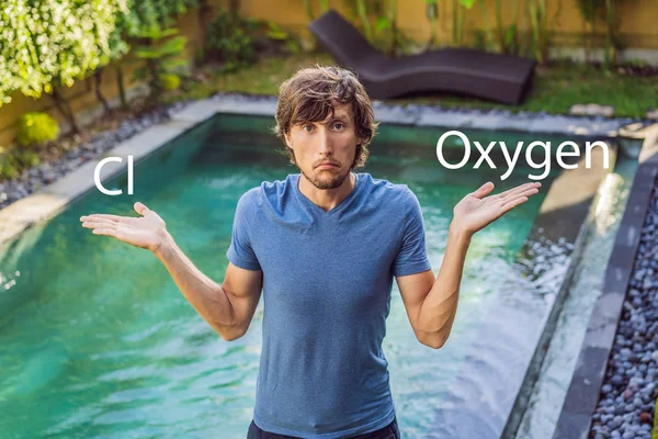 L'uomo sceglie sostanze chimiche per il cloro piscina o ossigeno. Servizio piscina e attrezzature con prodotti chimici per la pulizia e utensili — Foto Stock