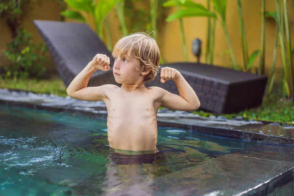 A fiú megmutatja az izmait úszás után — Stock Fotó