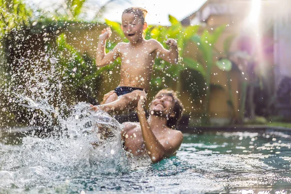 Pai e filho se divertir na piscina — Fotografia de Stock