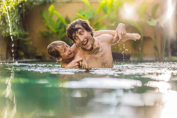 Papà e figlio si divertono in piscina — Foto Stock