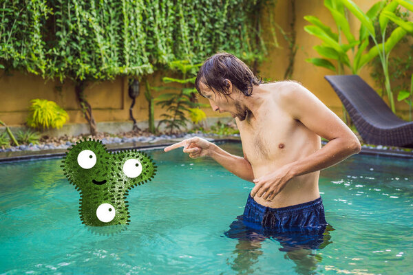 Мужчина увидел бактерии в бассейне и был в ужасе
