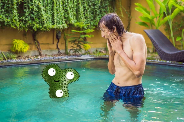 El hombre vio la bacteria en la piscina y se horrorizó. — Foto de Stock