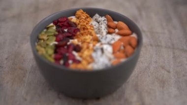 Papaya, ejderha meyve, granola, kurutulmuş kiraz ve kabak çekirdeği ile bir smoothie kase Closeup çekim. Sağlıklı kahvaltı konsepti