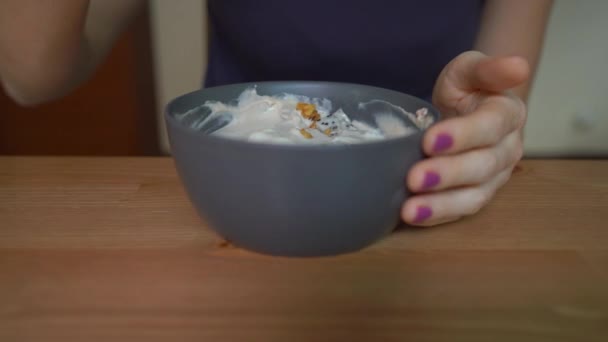 Zbliżenie młoda kobieta jedzenia smaczne i zdrowe miski smoothie — Wideo stockowe