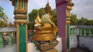 Phuket adasında Wat Srisoonthorn tapınağında küçük Buda heykelleri Slowmotion çekim, Tayland. Tayland konseptine seyahat