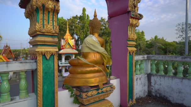 Slowmotion shot van kleine boeddhabeelden in de wat Srisoonthorn-tempel op het eiland Phuket, Thailand. Reizen naar Thailand concept — Stockvideo