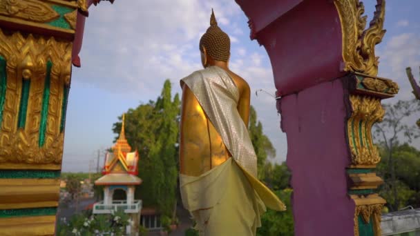 Filmagem em câmera lenta de pequenas estátuas de Buda no templo Wat Srisoonthorn na ilha de Phuket, na Tailândia. Viagem ao conceito Tailândia — Vídeo de Stock
