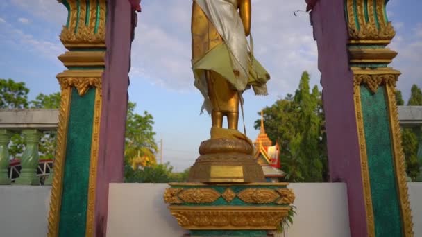 Slowmotion strzał małych rzeźb Buddy w świątyni Wat Srisoonthorn na wyspie Phuket, Tajlandia. Podróż do Tajlandii koncepcji — Wideo stockowe