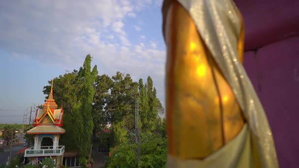 Slowmotion shot van kleine boeddhabeelden in de wat Srisoonthorn-tempel op het eiland Phuket, Thailand. Reizen naar Thailand concept — Stockvideo