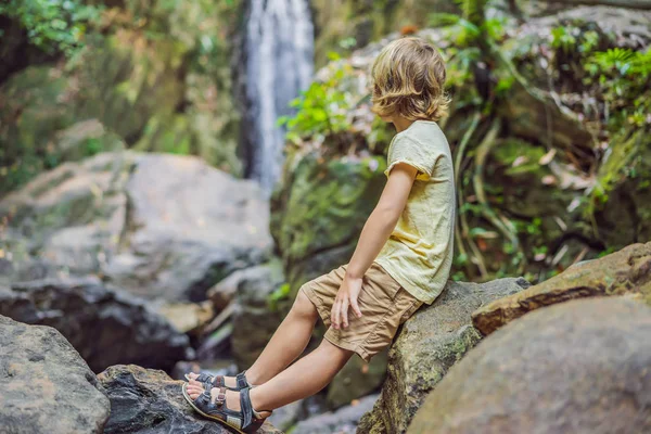 Děti Odpočívej během pěší túry v lese — Stock fotografie
