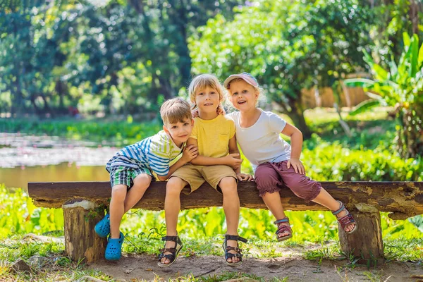 Kinderen rusten tijdens een wandeling in het bos — Stockfoto