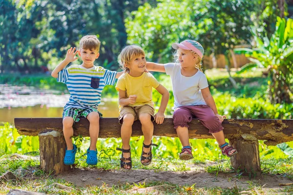 Los niños descansan durante una caminata en el bosque — Foto de Stock