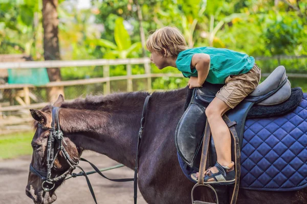 Garçon équitation, effectuer des exercices à cheval — Photo