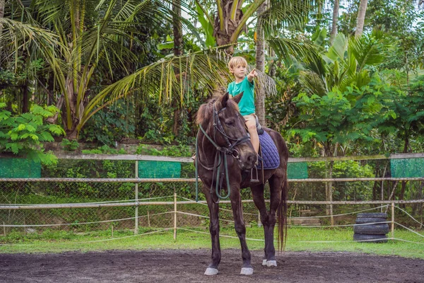 Верховая езда мальчиков, выполнение упражнений на лошадях — стоковое фото