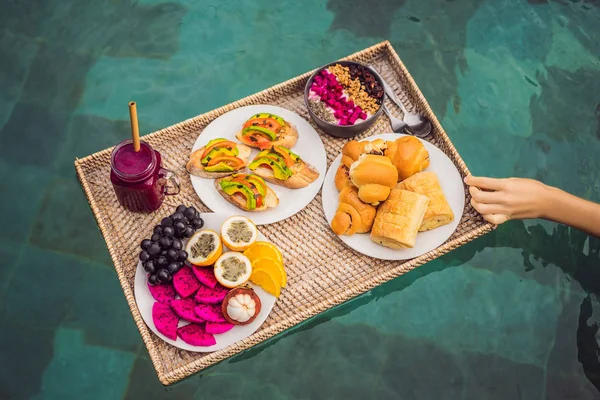 Bandeja de pequeno-almoço na piscina, pequeno-almoço flutuante em smoothies hotel de luxo e prato de frutas, tigela de smoothie junto à piscina do hotel. Dieta de verão exótica. Estilo de vida na praia tropical. Bali Trend — Fotografia de Stock