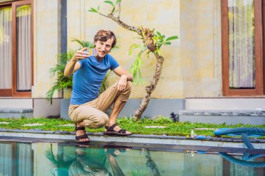 Havuz işçisi güvenlik için havuzu kontrol eder. Klor ve Ph havuzun ölçümü