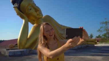 Phuket adasında yatan Buda heykeli ile Wat Srisoonthorn tapınağı ziyaret genç bir kadın gezgin slowmotion çekim. Travell Tayland konsepti