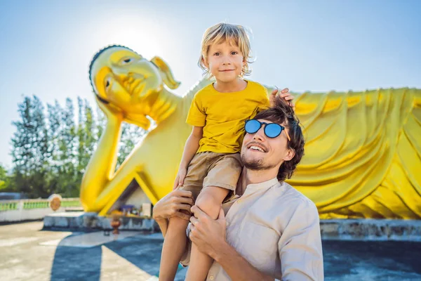 Felice turisti papà e figlio sullo sfondo diSdraiato statua di Buddha — Foto Stock