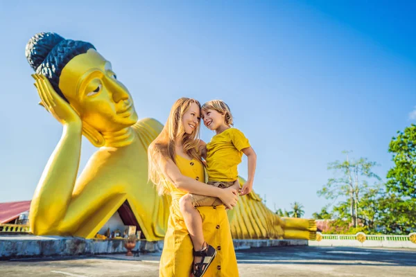 Felices turistas madre e hijo en el fondo deLying Buddha estatua — Foto de Stock