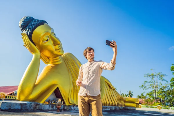 Uomo felice turista sullo sfondo diSdraiato statua di Buddha — Foto Stock