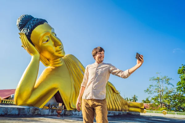 Uomo felice turista sullo sfondo diSdraiato statua di Buddha — Foto Stock