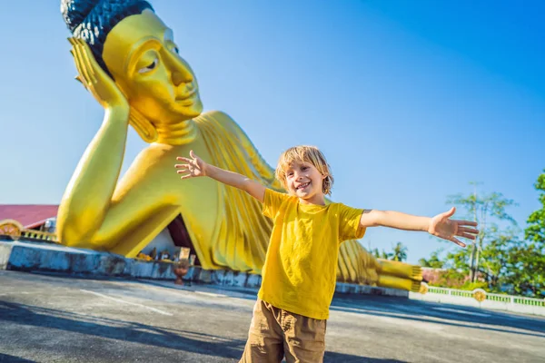 Happy Boy toerist op achtergrond oflying Boeddha standbeeld — Stockfoto