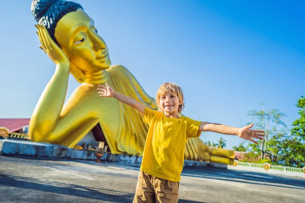 Happy Boy toerist op achtergrond oflying Boeddha standbeeld — Stockfoto