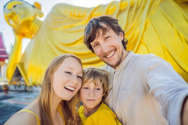 Buon turista madre, padre e figlio sullo sfondo della statua di Buddha sdraiato — Foto Stock