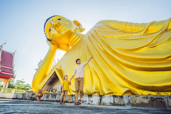 Felices turistas papá e hijo en el fondo deLying estatua de Buda — Foto de Stock