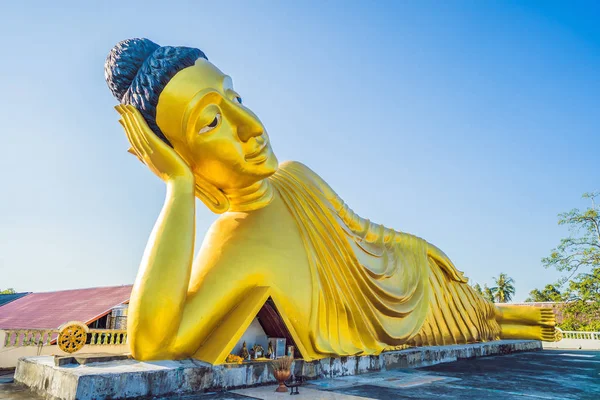Estatua de Buda acostado hecha con fondo azul del cielo —  Fotos de Stock