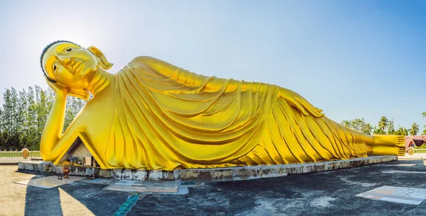 Estátua de Buda mentirosa feita com fundo azul céu — Fotografia de Stock