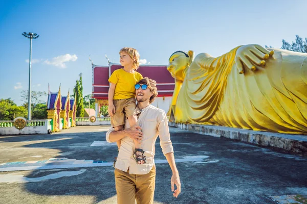 Счастливые туристы папа и сын на фоне статуи Лживого Будды — стоковое фото