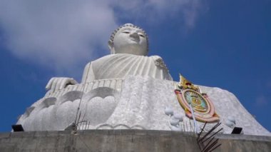 Phuket adasında bir Big Buddha heykeli slowmotion steadicam çekim. Tayland konseptine seyahat