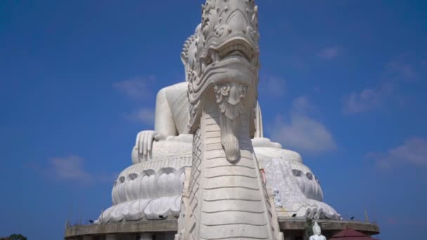 Scatto stazionario al rallentatore di una grande statua di Buddha sull'isola di Phuket. Viaggio in Thailandia concetto — Video Stock