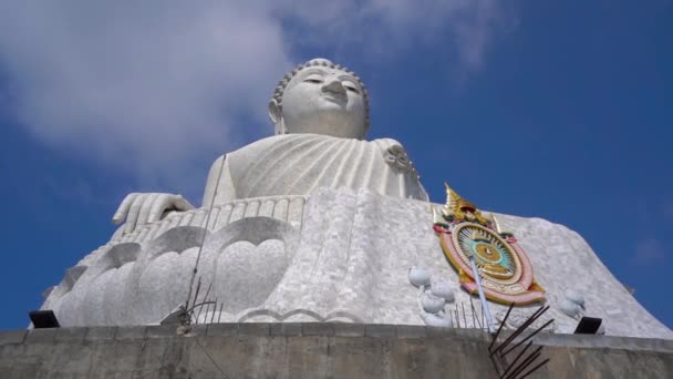 Slowmotion Steadicamnél lövés egy nagy Buddha szobor Phuket szigeten. Utazás Thaiföld koncepció — Stock videók