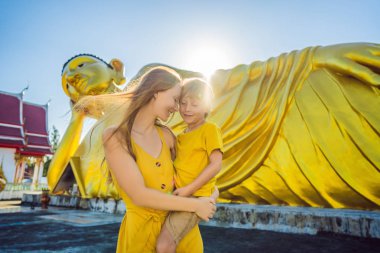 Mutlu turistler anne ve oğlu buda heykelinin arka planda