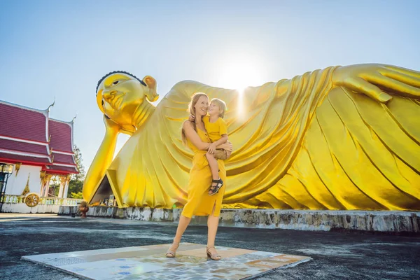 Gelukkige toeristen moeder en zoon op achtergrond oflying Boeddha standbeeld — Stockfoto