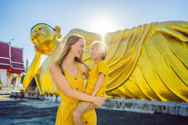 Happy tourists mother and son on background ofLying Buddha statue — Stock Photo, Image