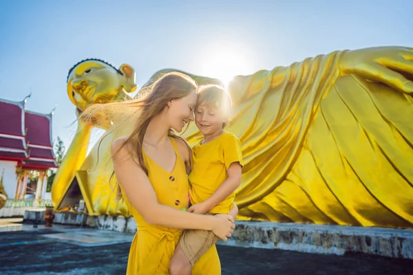 Felices turistas madre e hijo en el fondo deLying Buddha estatua — Foto de Stock