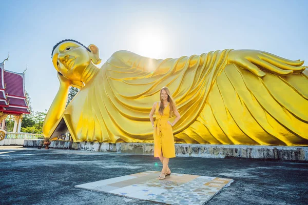 Mujer feliz turista en el fondo deLying estatua de Buda — Foto de Stock