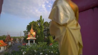 Phuket adasında Wat Srisoonthorn tapınağında küçük Buda heykelleri Slowmotion çekim, Tayland. Tayland konseptine seyahat