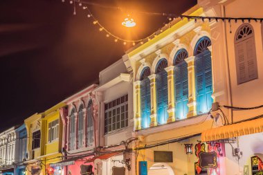 Portekizce stil Romani Phuket Town sokakta. Chinatown veya eski şehir olarak da bilinir
