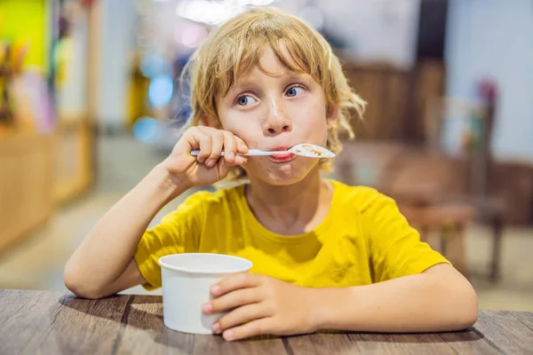 Bir kafede dondurma yiyen çocuk — Stok fotoğraf