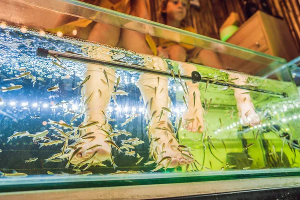 Moeder en zoon in de Fish Spa — Stockfoto