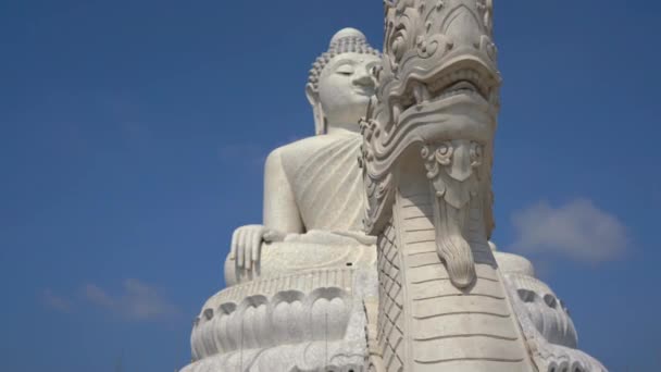 Foto Steadicam di una statua del Grande Buddha sull'isola di Phuket. Viaggio in Thailandia concetto — Video Stock